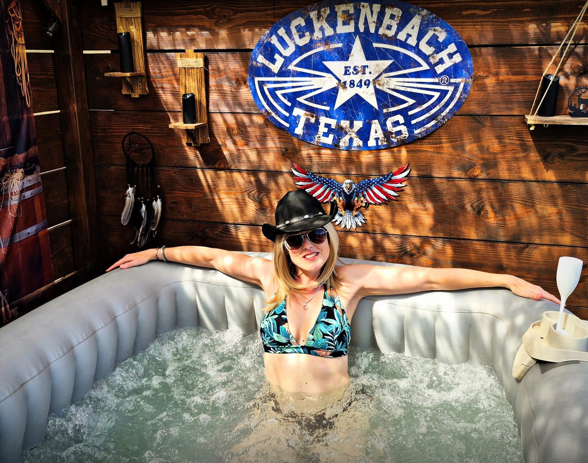 Bain à remous dans un cadre rustique, ambiance texane et détente assurée.