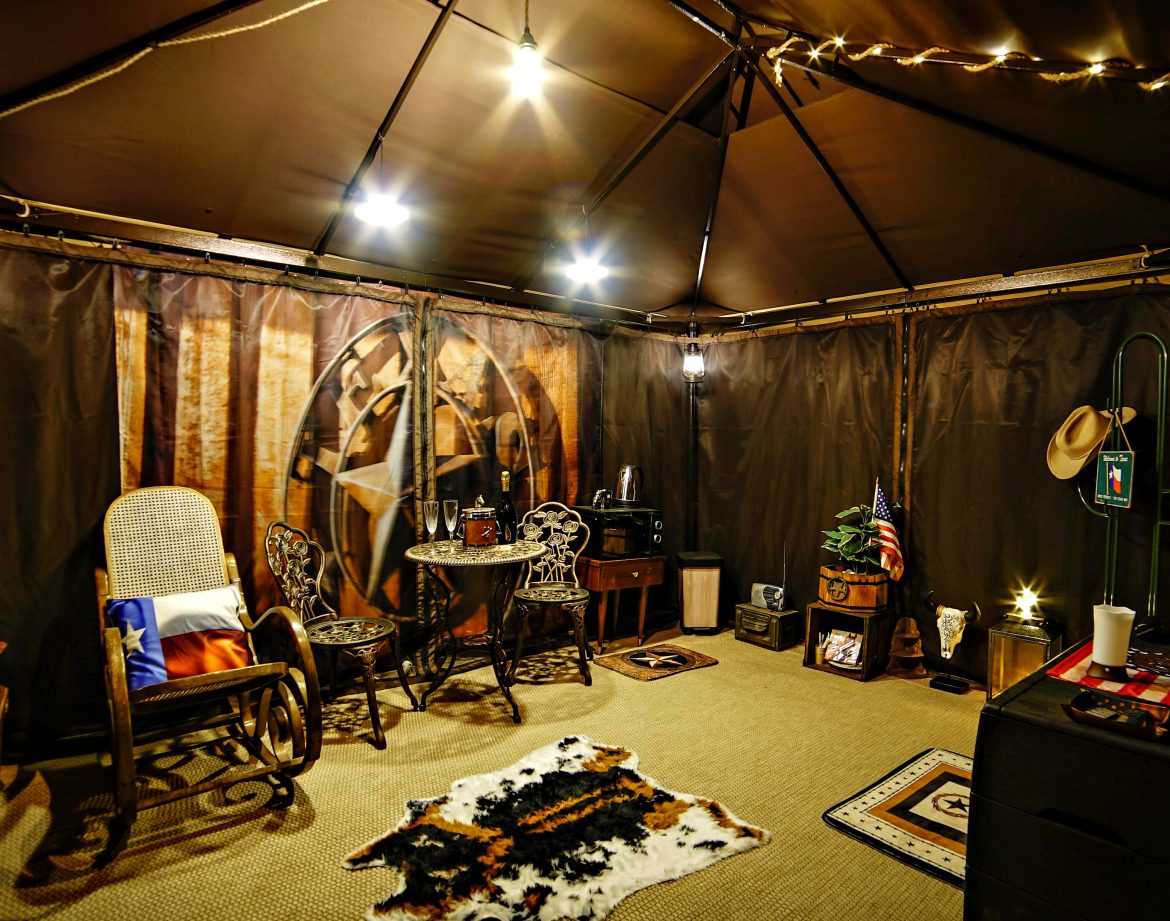 Tente confortable avec décoration rustique, éclairage doux et coin salon accueillant.