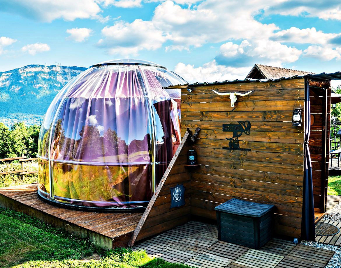 Hébergement insolite : bulle transparente offrant une vue imprenable sur les montagnes