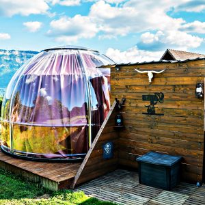 Hébergement insolite : bulle transparente offrant une vue imprenable sur les montagnes