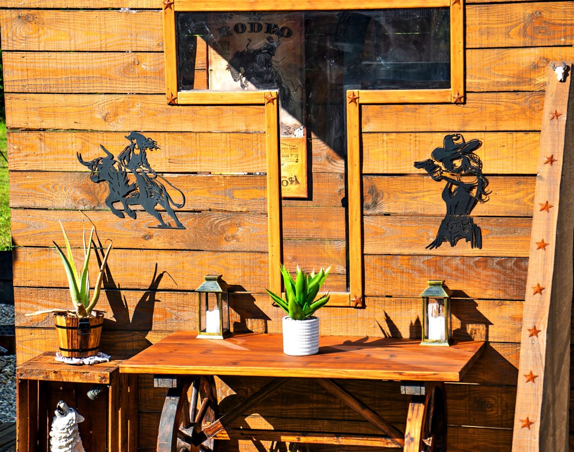 Cabane en bois au style western, décorée avec des objets vintage et des plantes.