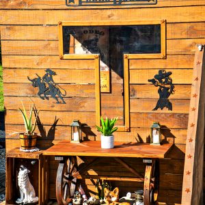 Cabane en bois au style western, décorée avec des objets vintage et des plantes.