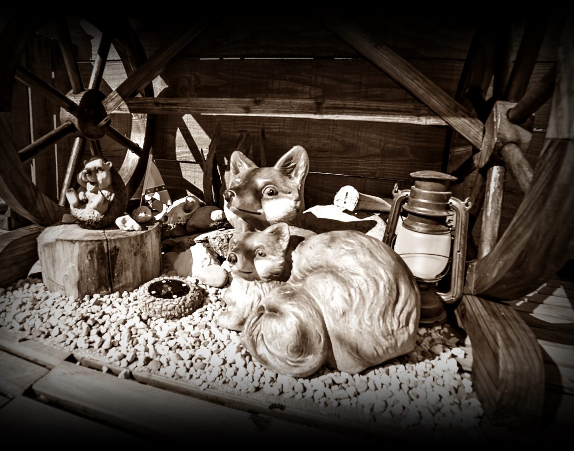 Hébergement insolite : décor rustique avec sculptures d'animaux en bois et accessoires vintage.