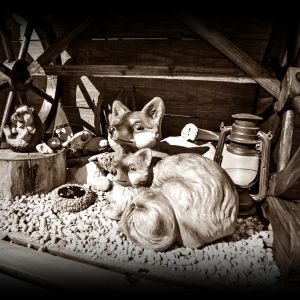 Hébergement insolite : décor rustique avec sculptures d'animaux en bois et accessoires vintage.