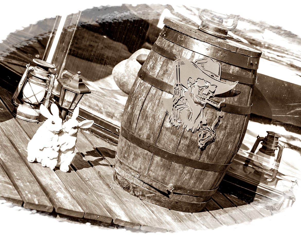 Hébergement insolite : barrique décorée avec lanternes et figurines de lapins sur une terrasse en