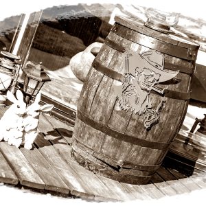 Hébergement insolite : barrique décorée avec lanternes et figurines de lapins sur une terrasse en