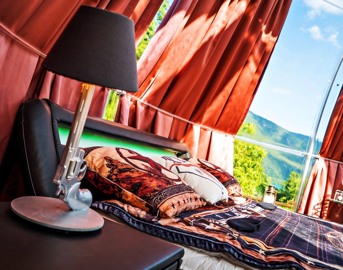 Chambre dans une bulle transparente, offrant une vue imprenable sur la nature environnante.