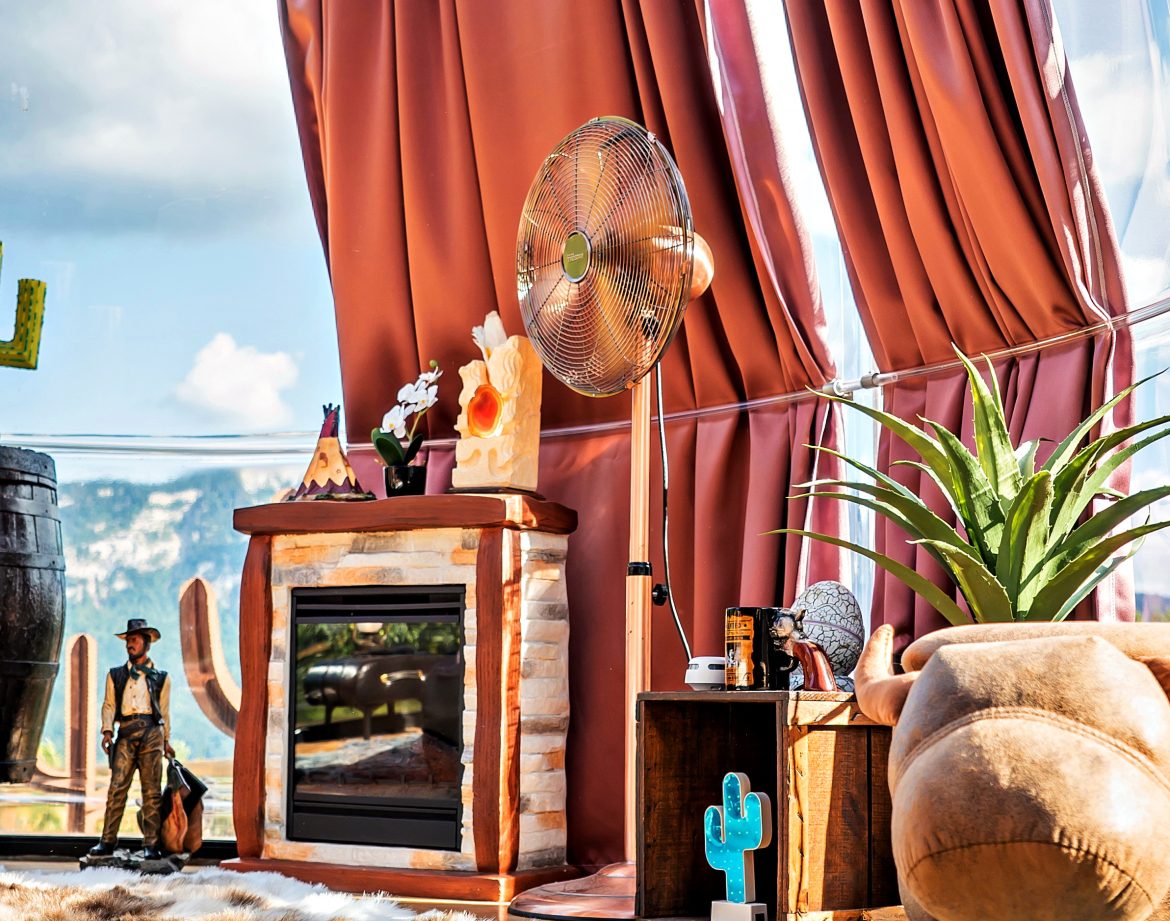 Hébergement insolite : intérieur coloré avec des rideaux amples, un ventilateur vintage et des