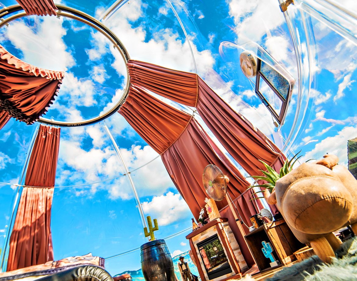 Hébergement insolite : bulle transparente avec vue sur le ciel, décor chaleureux et original.