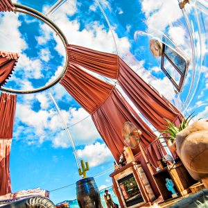 Hébergement insolite : bulle transparente avec vue sur le ciel, décor chaleureux et original.