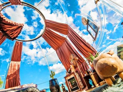 Hébergement insolite : bulle transparente avec vue sur le ciel, décor chaleureux et original.