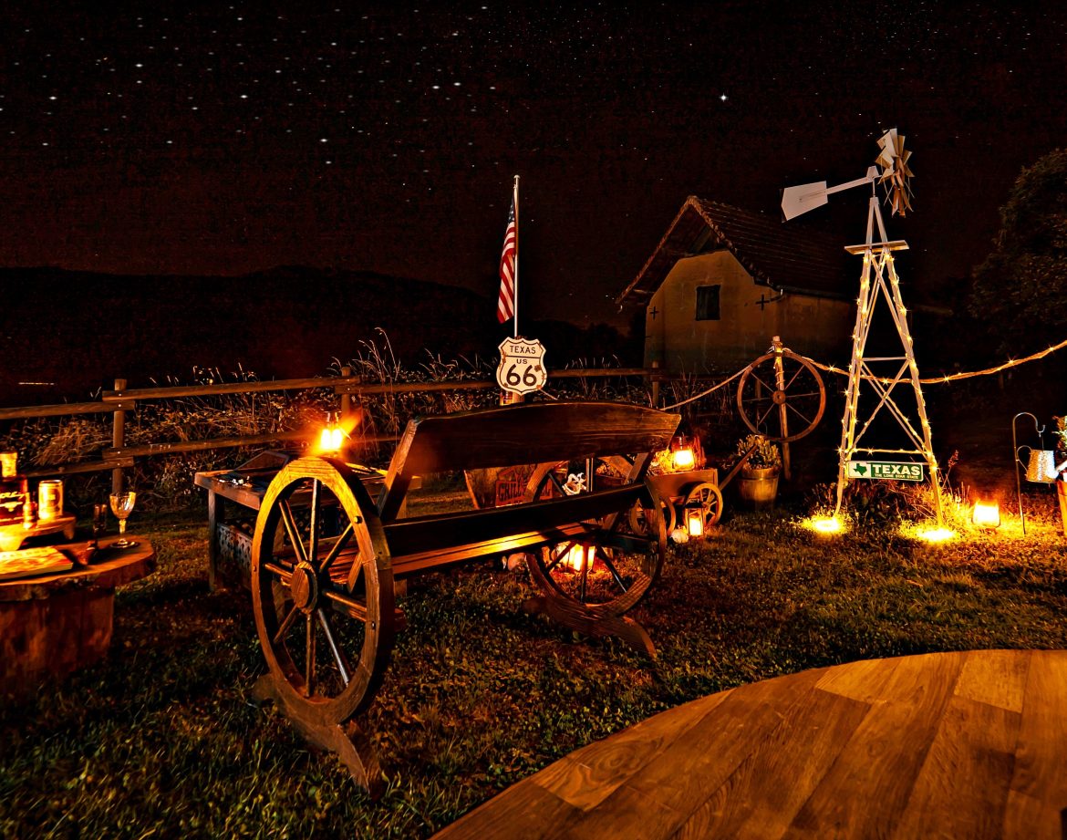 Hébergement insolite : coin détente en plein air, éclairé par des lanternes sous un ciel étoilé.