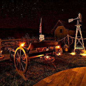 Hébergement insolite : coin détente en plein air, éclairé par des lanternes sous un ciel étoilé.