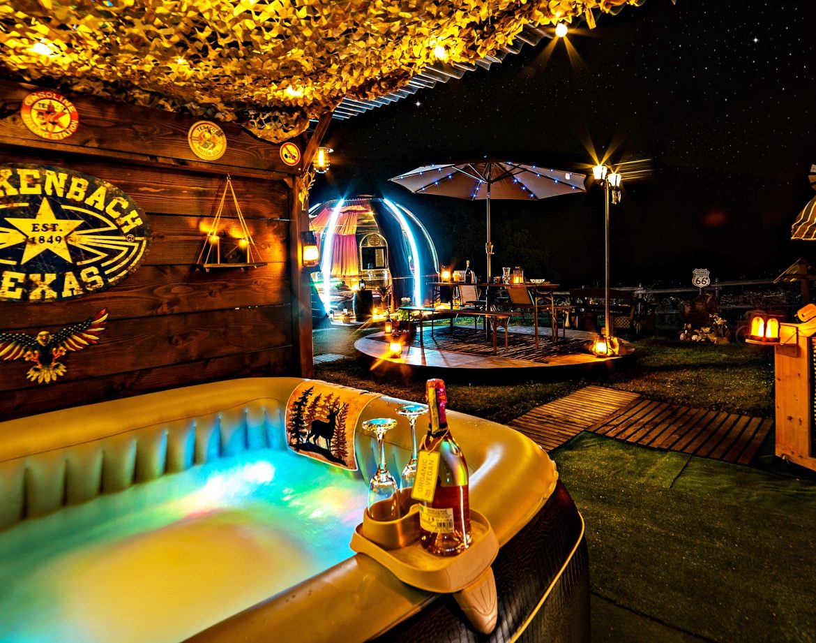 Hébergement insolite : un jacuzzi sous les étoiles, ambiance chaleureuse et décor rustique.