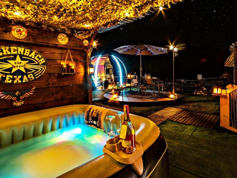 Hébergement insolite : un jacuzzi sous les étoiles, ambiance chaleureuse et décor rustique.