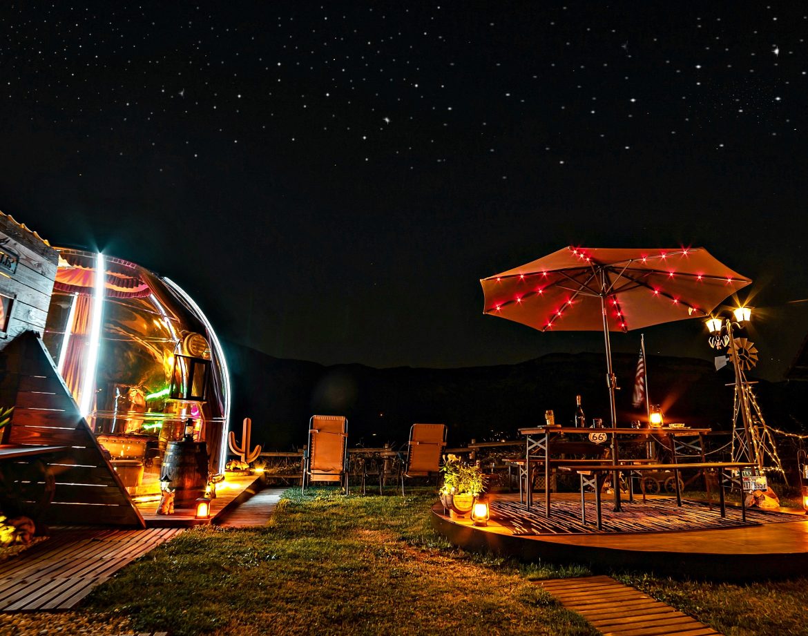 Hébergement insolite : bulle transparente sous un ciel étoilé, ambiance chaleureuse et décor