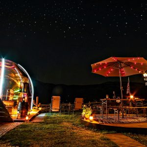 Hébergement insolite : bulle transparente sous un ciel étoilé, ambiance chaleureuse et décor