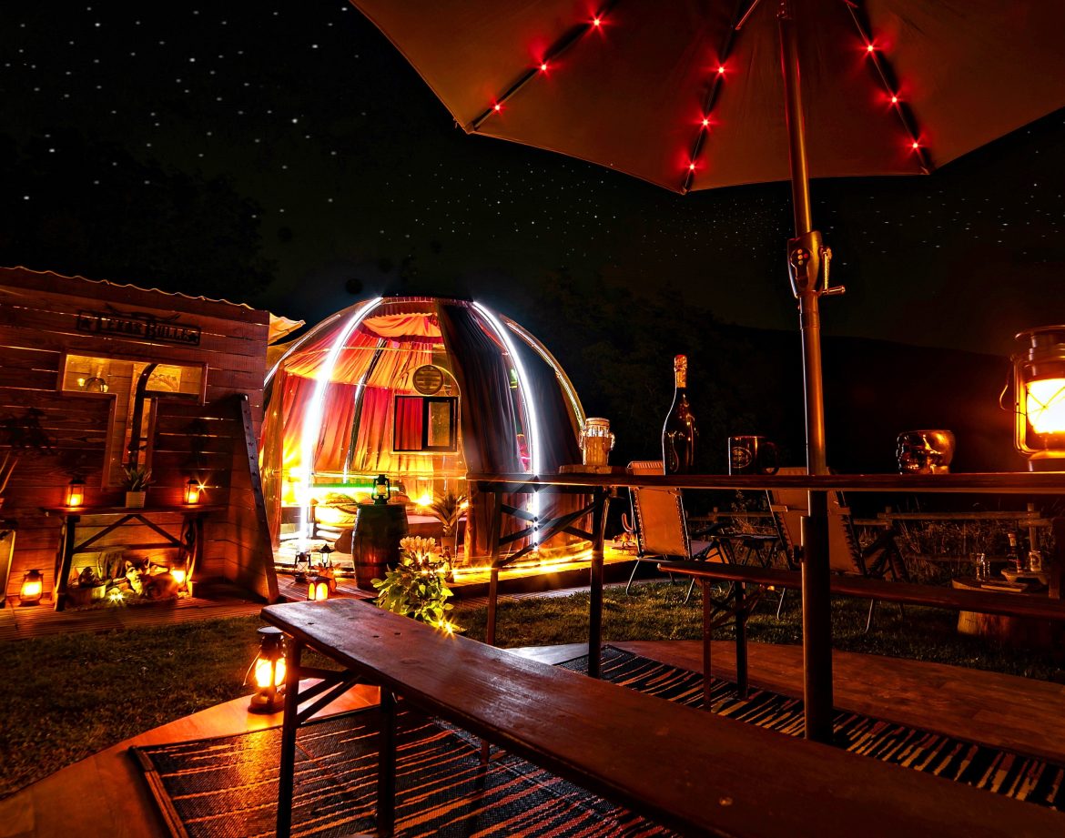 Dôme lumineux sous les étoiles, avec terrasse et ambiance chaleureuse. Parfait pour une nuit