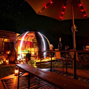 Dôme lumineux sous les étoiles, avec terrasse et ambiance chaleureuse. Parfait pour une nuit