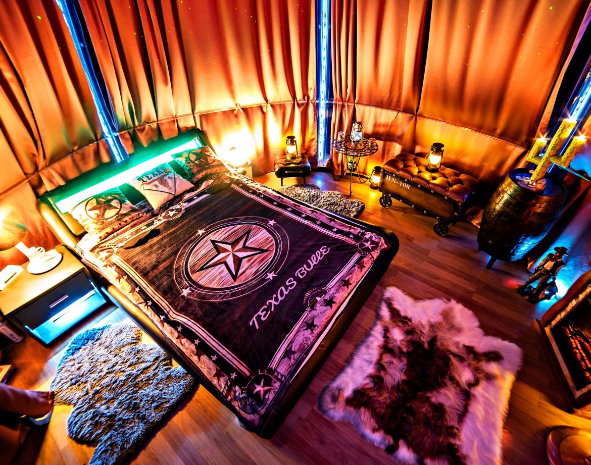 Chambre insolite avec lit douillet, ambiance chaleureuse et décor étoilé.