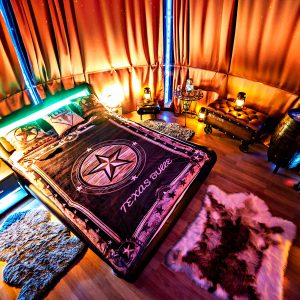 Chambre insolite avec lit douillet, ambiance chaleureuse et décor étoilé.