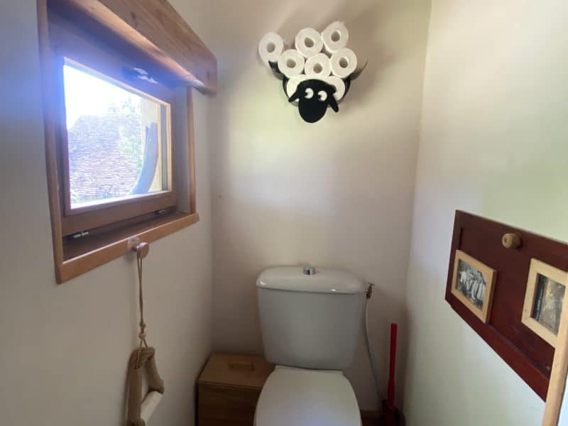 Toilettes modernes dans un hébergement, avec un décor original de rouleaux de papier.
