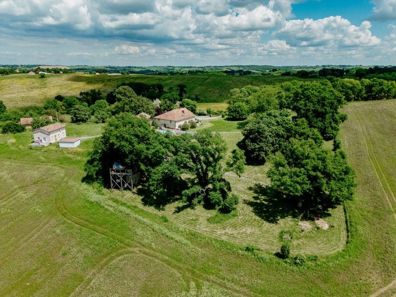 Charmante ferme rénovée entourée de verdure, idéale pour un séjour paisible.