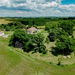 Charmante maison de campagne entourée de verdure, avec un grand jardin et des arbres majestueux.