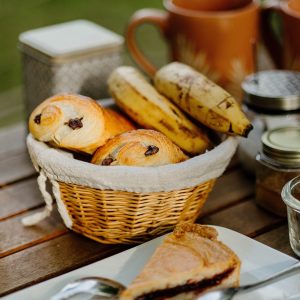 Petit-déjeuner gourmand dans un hébergement insolite, avec viennoiseries et boissons chaudes.