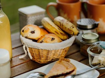 Petit-déjeuner gourmand dans un hébergement insolite, avec viennoiseries et boissons chaudes.