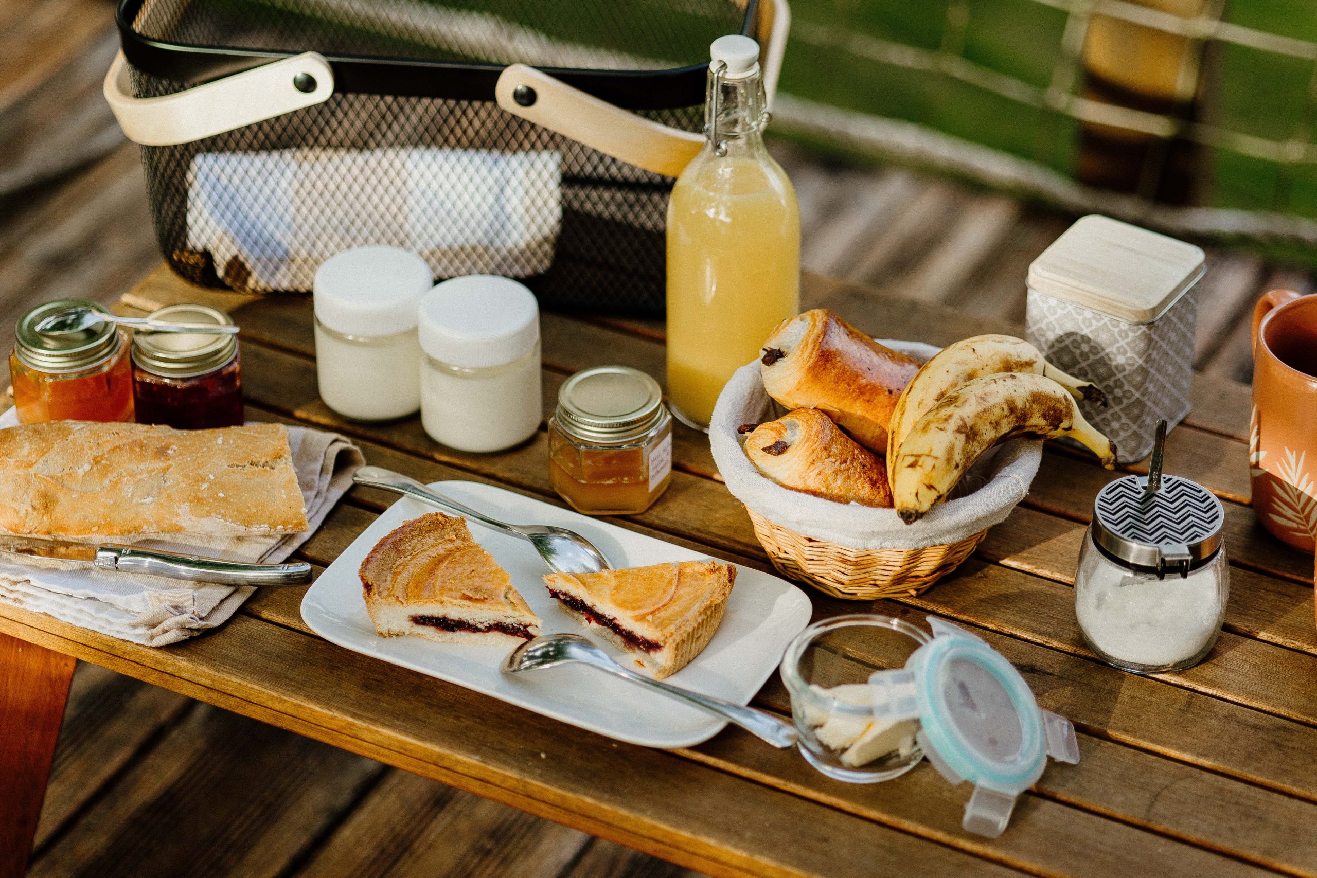 Petit-déjeuner gourmand en pleine nature, avec des viennoiseries et des confitures maison.