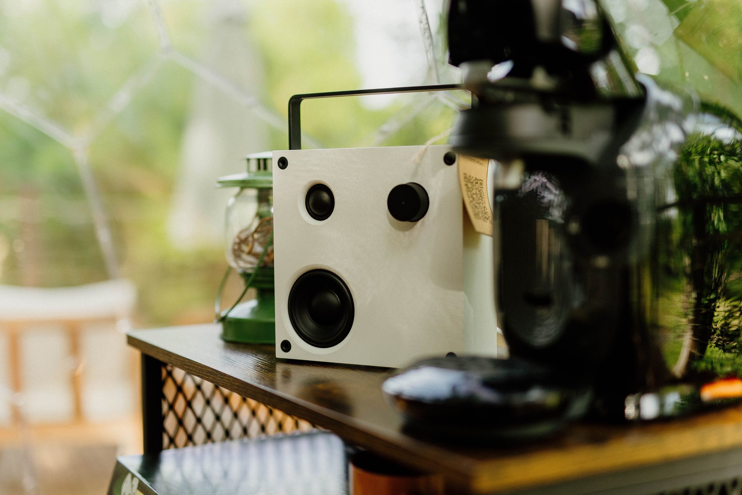 Un hébergement insolite avec un coin café cosy, décoré d'enceintes modernes et d'une lampe vintage.