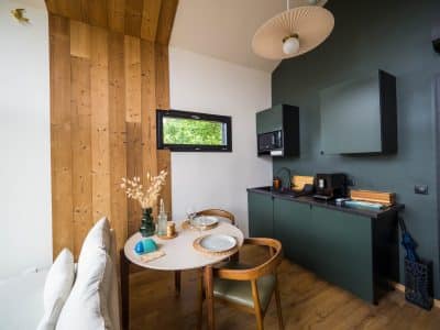 Cocooning dans un chalet moderne, avec cuisine élégante et ambiance chaleureuse.