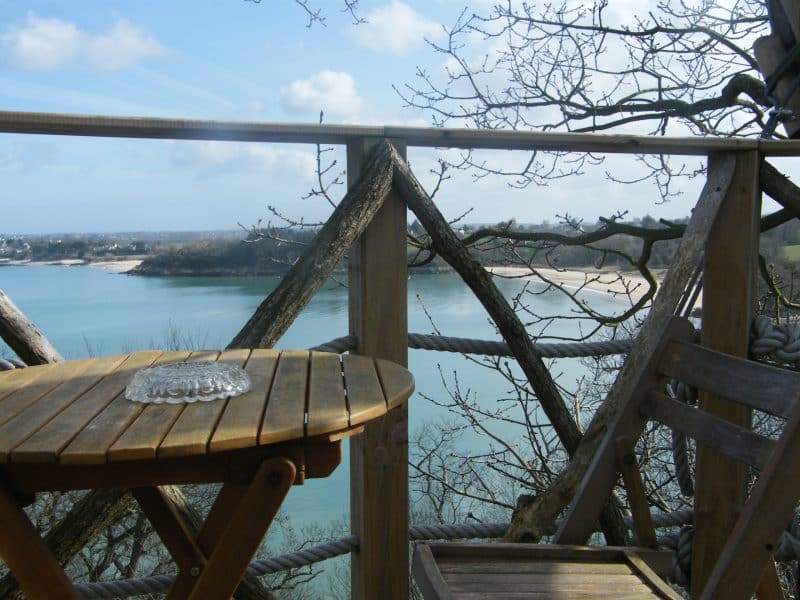 Cabane perchée avec vue imprenable sur la mer et la plage. Ambiance paisible.