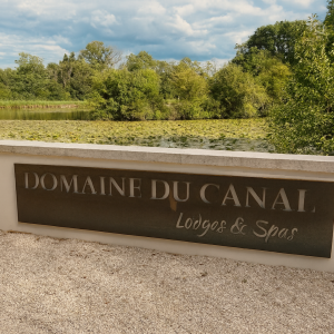 Domaine du Canal : lodges et spas au bord de l'eau, entouré de verdure apaisante.