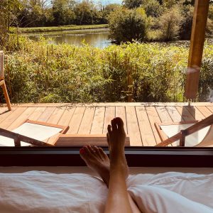 Chalet sur pilotis avec vue sur un lac, ambiance paisible et nature environnante.