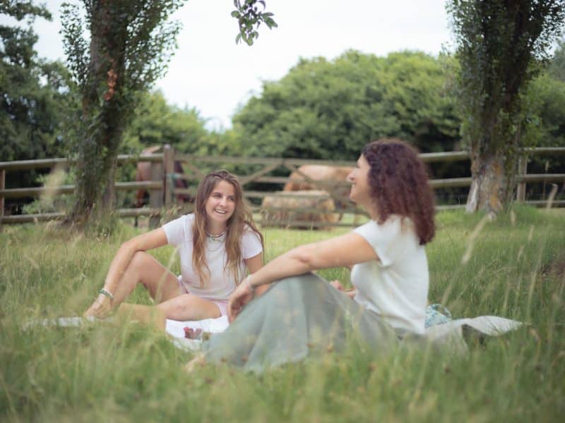 Deux amies profitent dun pique-nique dans un hébergement en pleine nature.