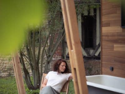 Hébergement insolite : cabane en bois avec baignoire extérieure, ambiance nature et détente.