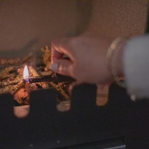 Un chalet chaleureux avec un feu de bois crépitant, ambiance cocooning assurée.