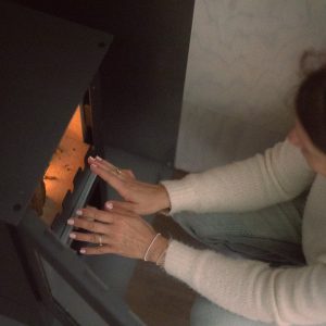 Un chalet chaleureux avec un poêle à bois, créant une ambiance cocooning.