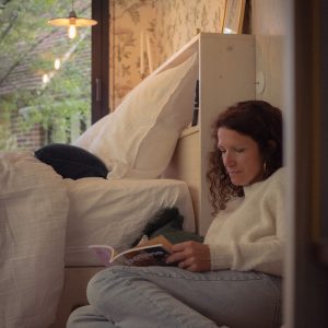 Chambre cosy avec lit douillet, idéale pour se détendre et lire.