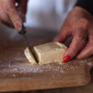 Un hébergement insolite avec une cuisine chaleureuse, où l'on prépare des plats maison.