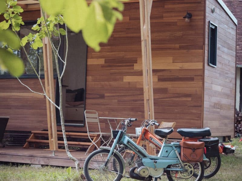 Charmant chalet en bois avec terrasse, idéal pour un séjour relaxant à la campagne.
