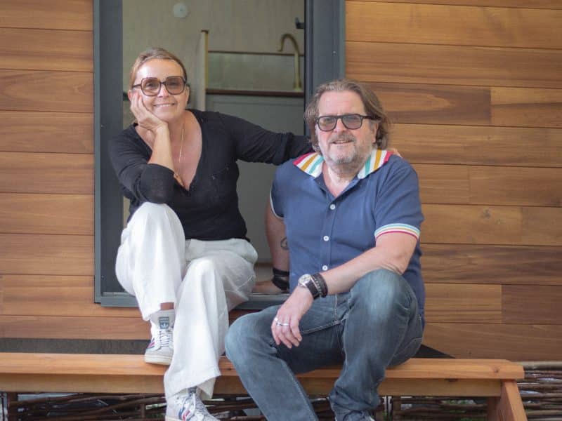 Hébergement en bois chaleureux avec terrasse, idéal pour un séjour relaxant.