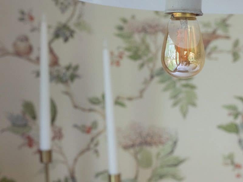 Chambre dhôtes avec un éclairage vintage et un décor floral apaisant.