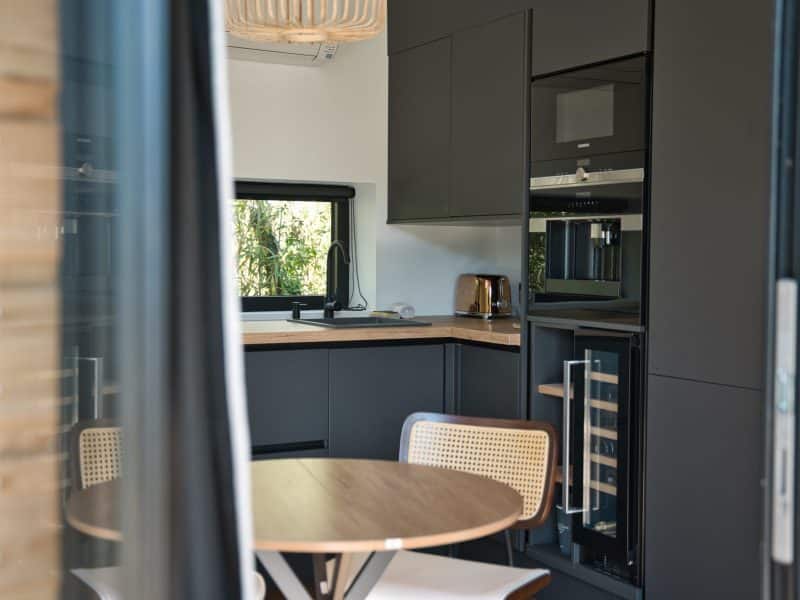 Cuisine moderne dun chalet, avec un coin repas et des équipements élégants.