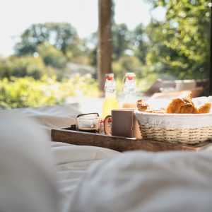 Chambre dhôtes avec petit-déjeuner, vue sur la nature et lumière naturelle.