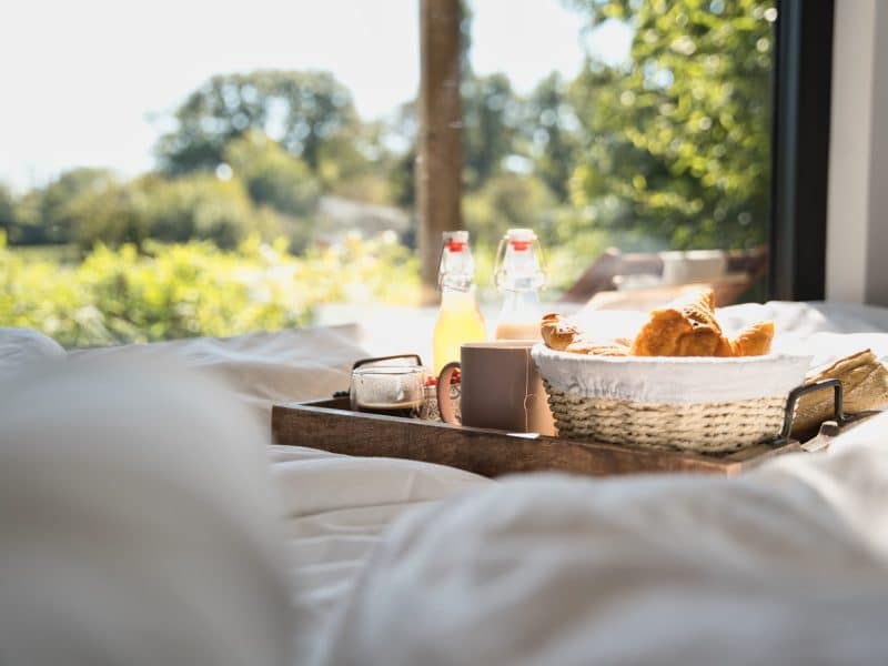 Chambre dhôtes avec petit-déjeuner, vue sur la nature et lumière naturelle.