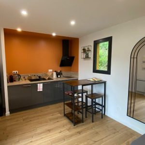 Cocooning en appartement moderne avec cuisine équipée et ambiance chaleureuse.