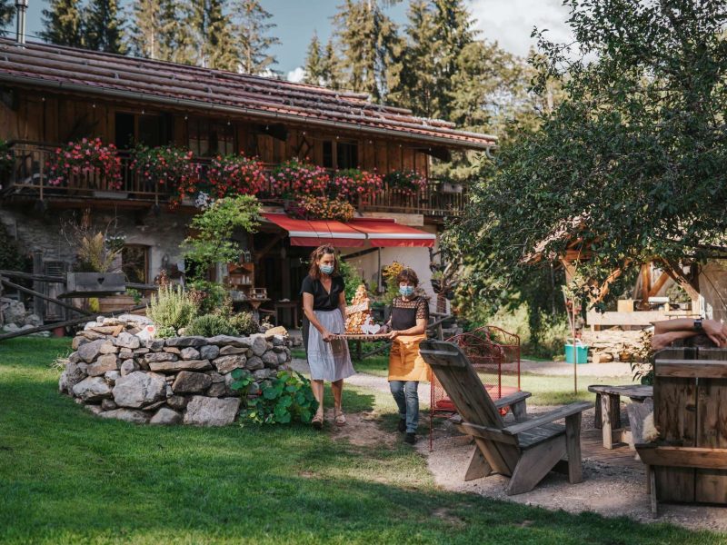 Charmante auberge en pleine nature, avec des fleurs colorées et un jardin accueillant.